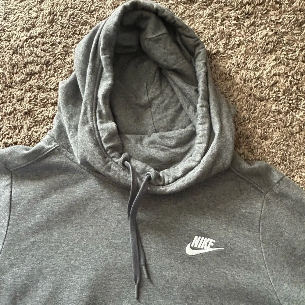 Nike Men's Heather Gray Pullover Hoodie - Picture 2 of 4